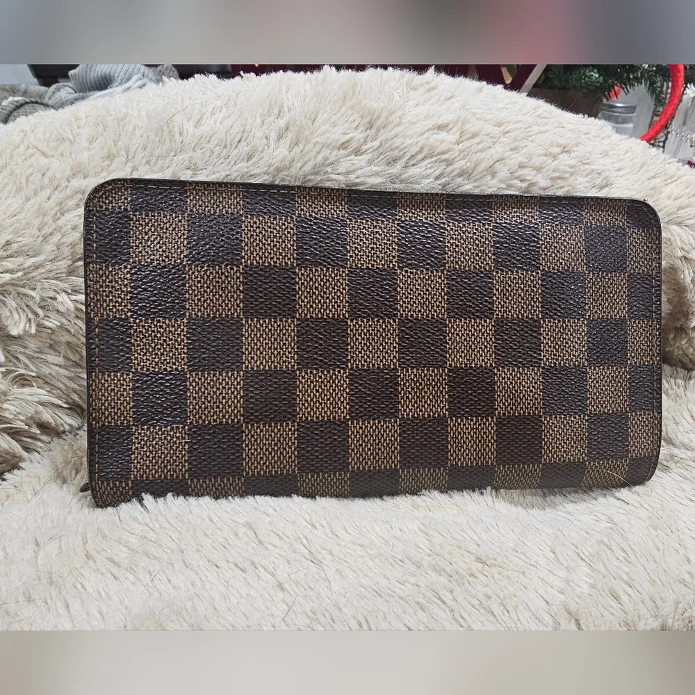 Authentic Louis Vuitton Brown Textured Wallet - Picture 2 of 8
